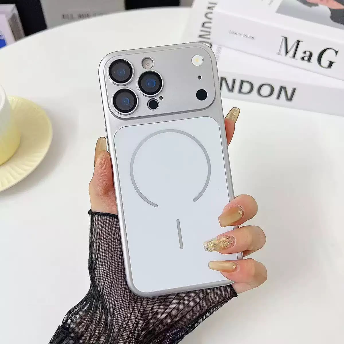 Armor 18 Görünümlü Çevirici Magsafe Özellikli Kılıf — Gümüş — 1