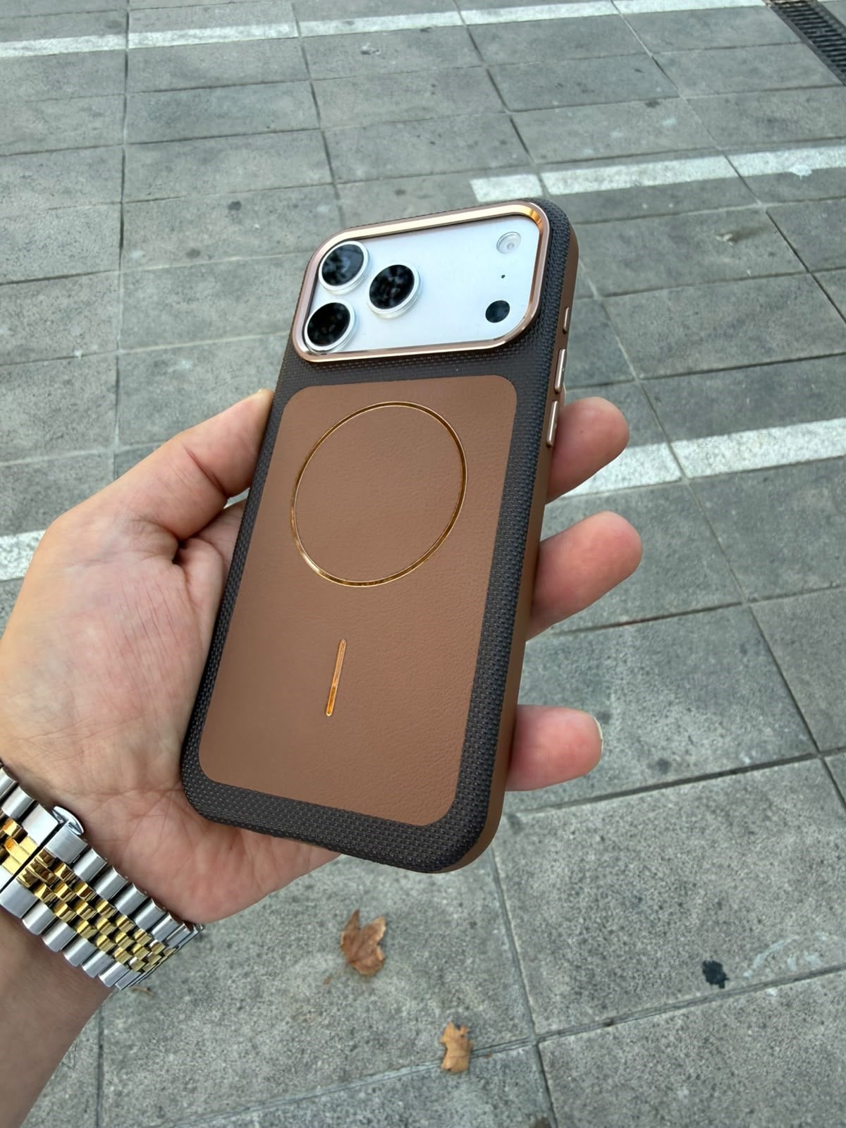 Glossy Leather Magsafe Özellikli Lux Kılıf - Kahve