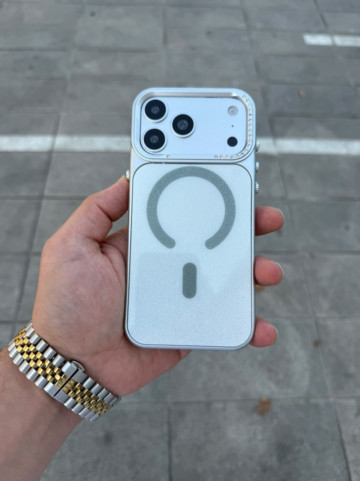 Simli Diamond Taşlı Magsafe Özellikli Premium Kılıf - Beyaz